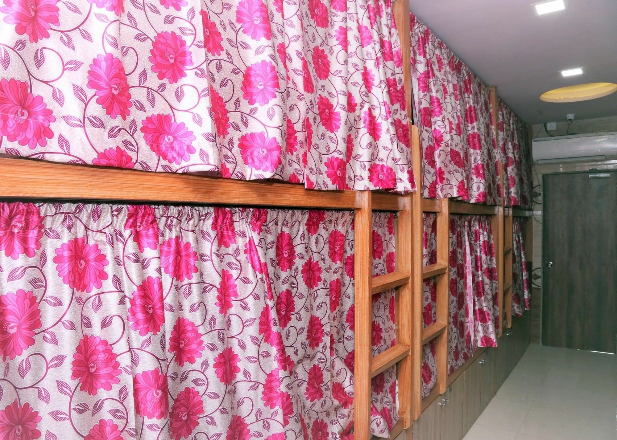 Delta Dormitory ムンバイ エクステリア 写真