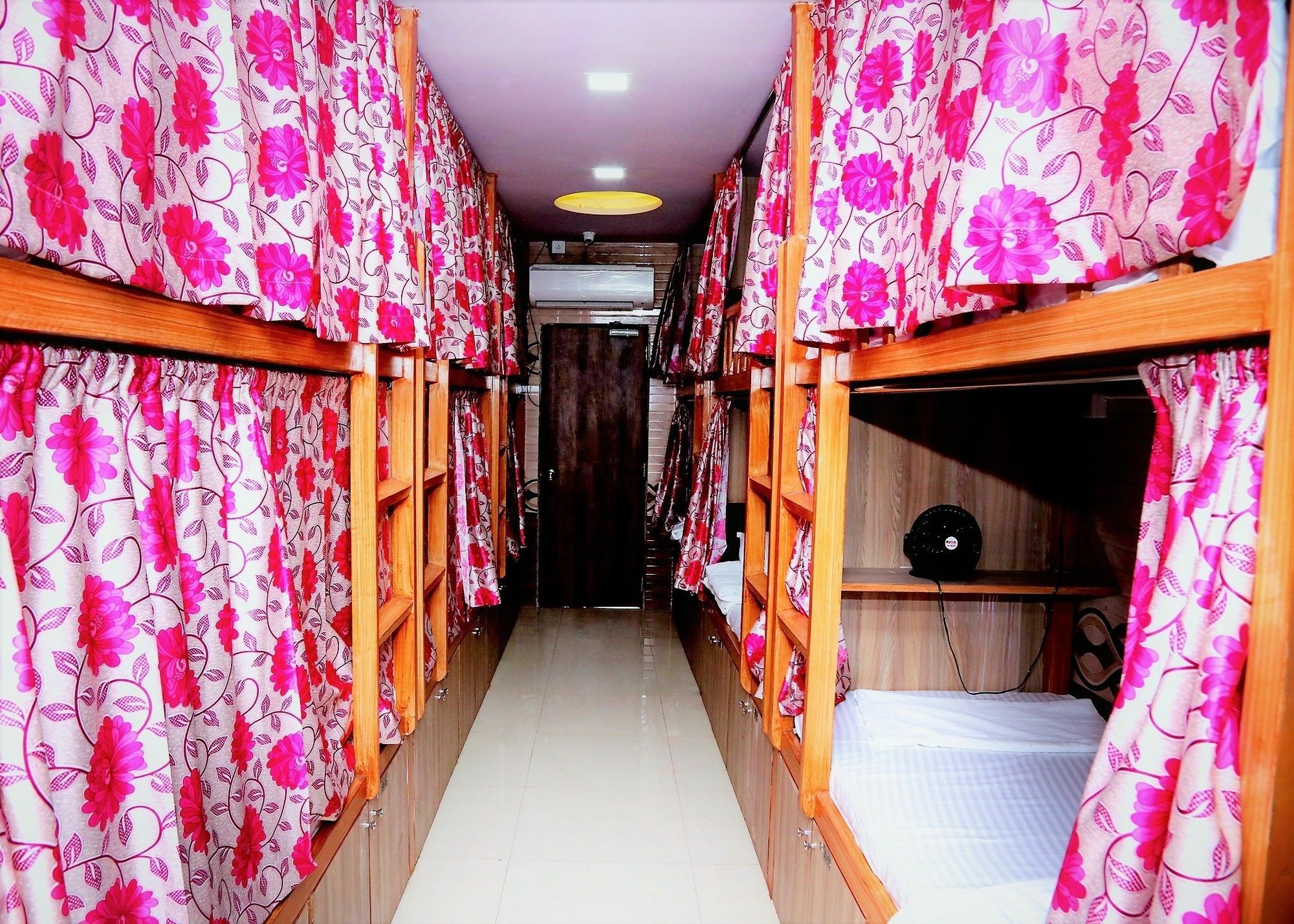 Delta Dormitory ムンバイ エクステリア 写真